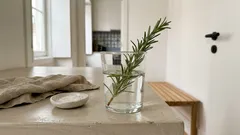 Ramo de alecrim num copo de água durante 7 dias: porquê e o que é mesmo prático