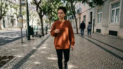 Porque é que ficamos a ver quando algo está errado: a psicologia do “alguém há de fazer”