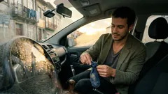 Vidros embaciados no carro? O truque simples com areia para gatos que ajuda a reduzir a humidade