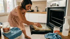 Batata no vidro do forno: funciona mesmo? (E quando o bicarbonato e o vinagre são a melhor aposta)