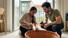 Em vez de mais um vaso: a escultura de terracota que transforma um canto do jardim