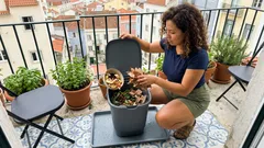 Compostagem em casa sem cheiros: o método simples do balde e como saber quando o composto está pronto